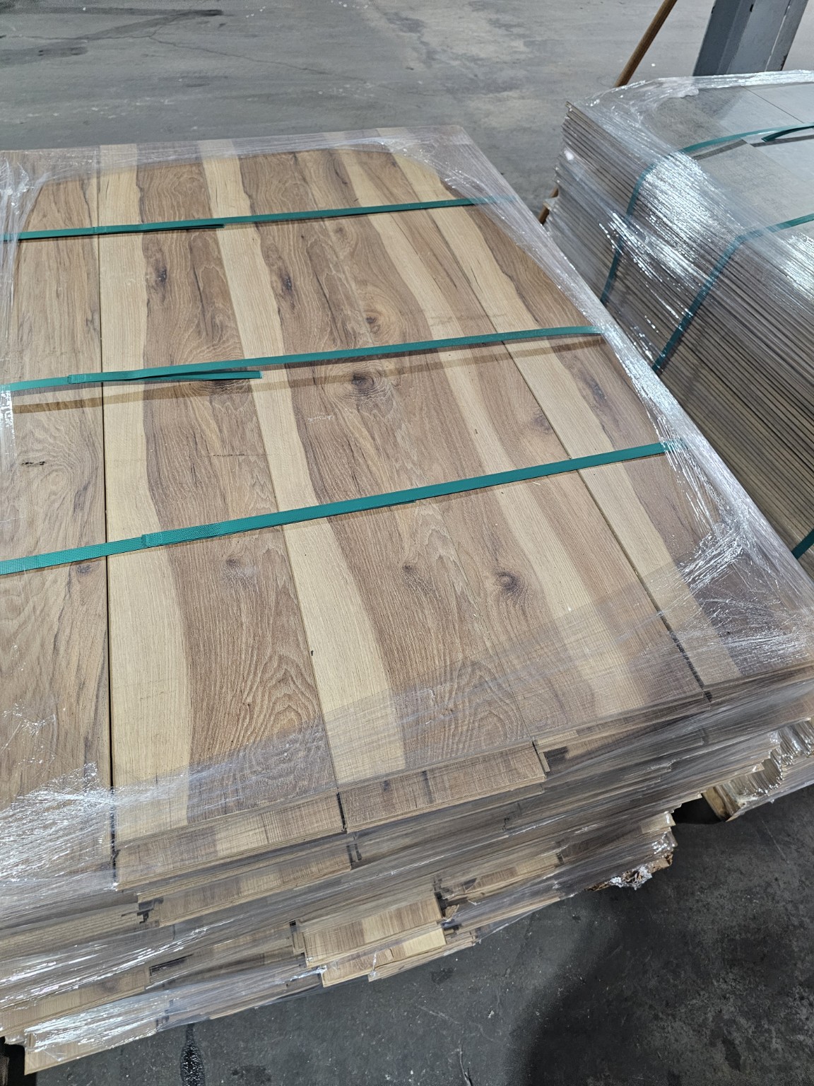 Waterproof laminate flooring color option