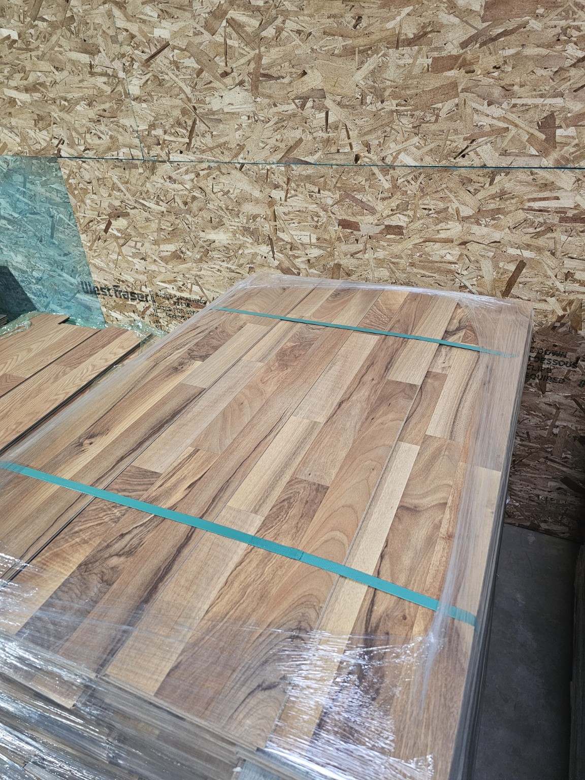 Waterproof laminate flooring color option