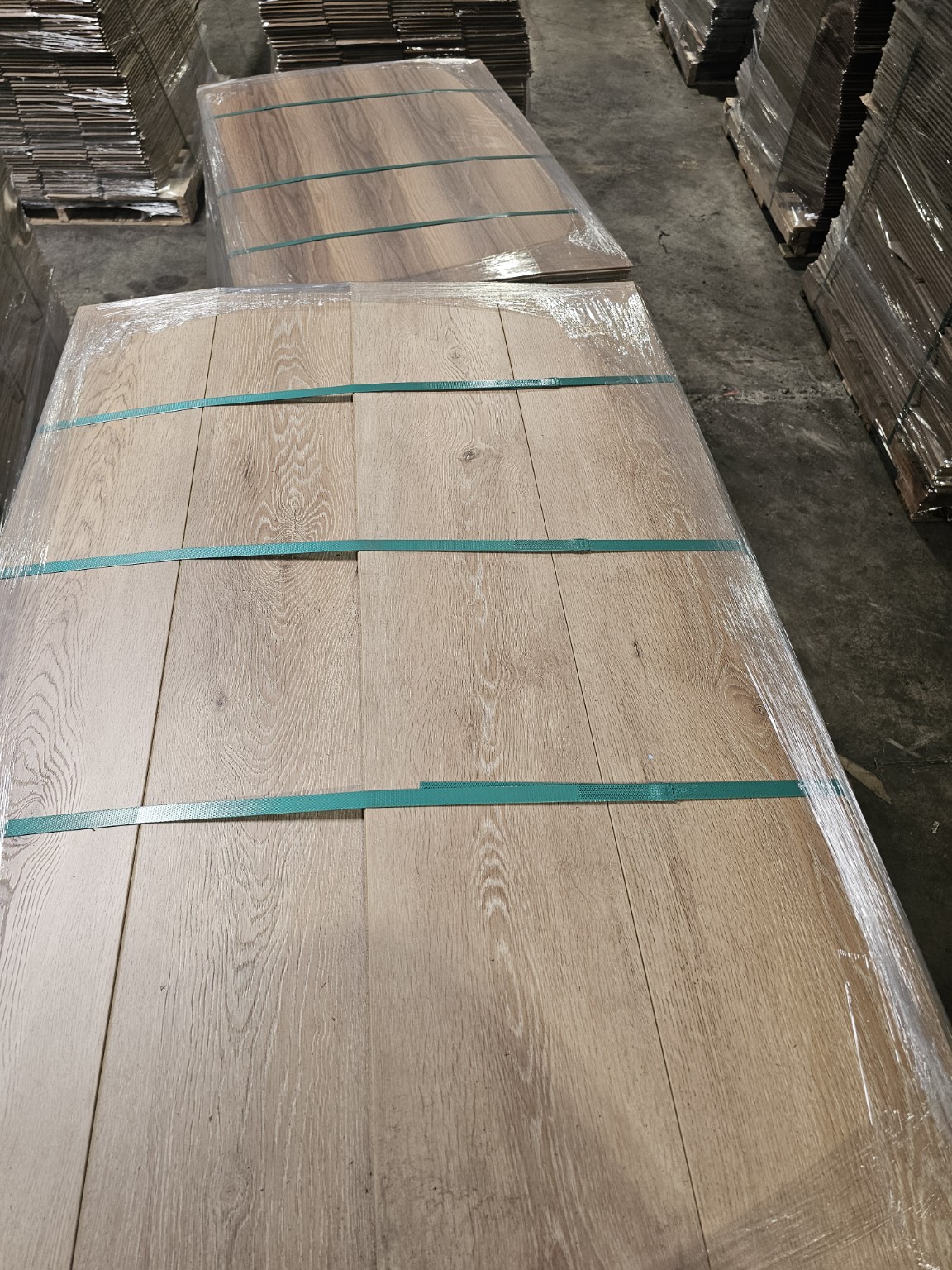 Waterproof laminate flooring color option